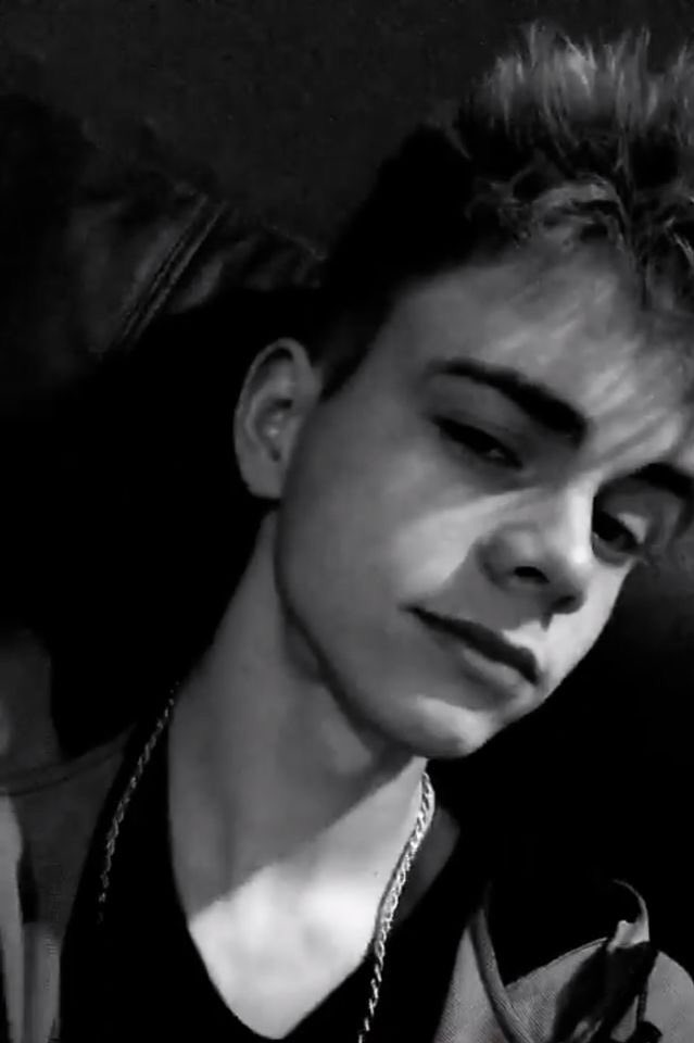 corbyn besson selfies — a thread  @corbynbesson