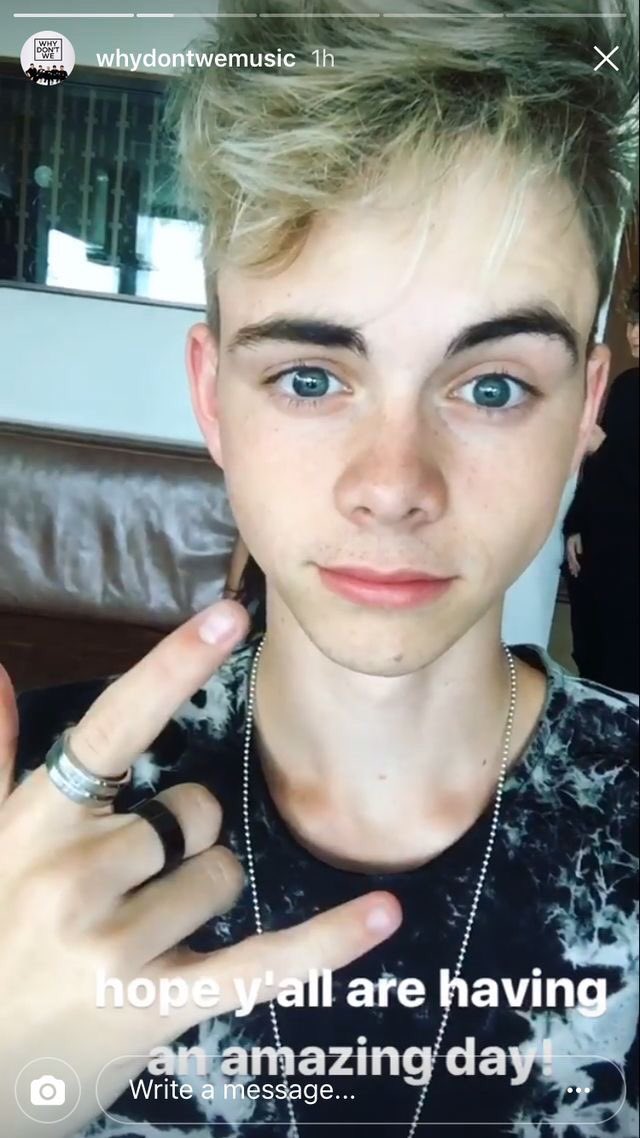 corbyn besson selfies — a thread  @corbynbesson