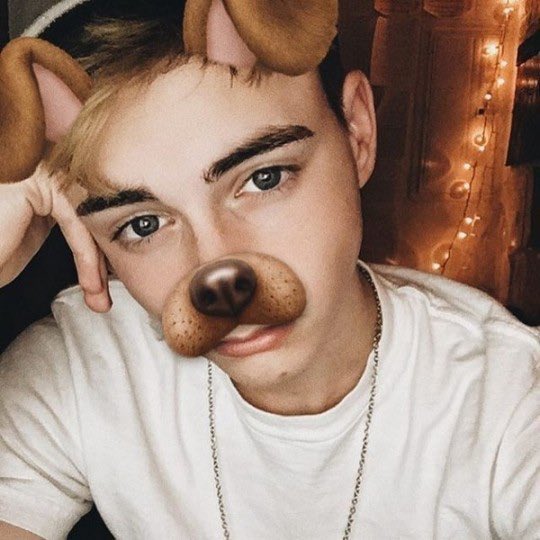 corbyn besson selfies — a thread  @corbynbesson