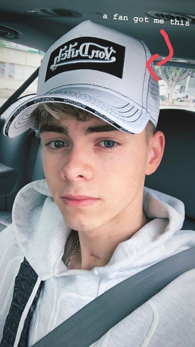 corbyn besson selfies — a thread  @corbynbesson