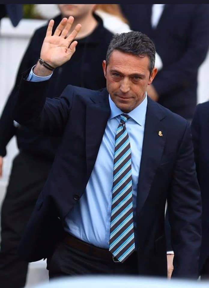 KOÇ HOLDİNG;

• Maske üretti.
• Oksijen tüpü üretti.
• Entibasyon kabini üretti.
• Hastanelere çamaşır, kurutma ve kahve makineleri dağıttı.
• Otellerini ve Fenerbahçe konukevini sağlık çalışanlarına açtı.
• 33 Bin yardım kolisi bağışlanmasını sağladı.
• 20 M₺ bağışladı.