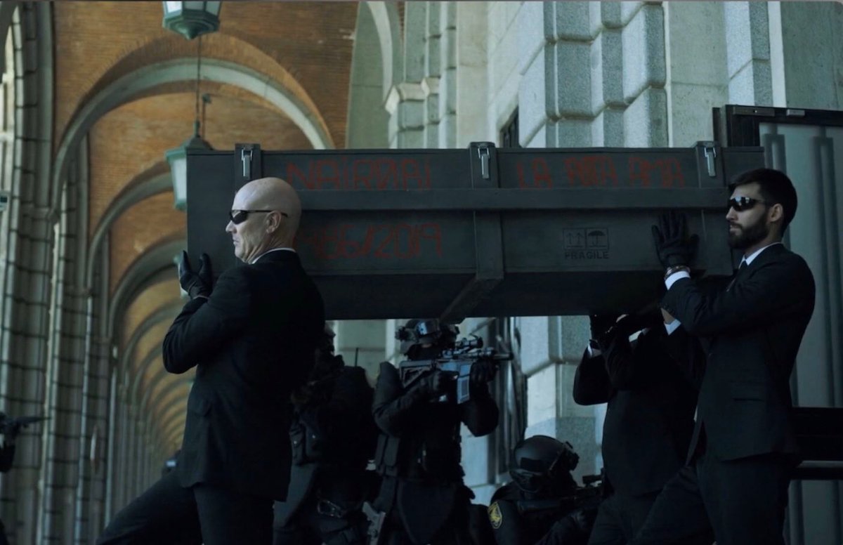 LuisMH54321's tweet image. #LaCasaDePapel
Alguien más esperaba que estos mens fueran los que salieran con el ataúd de Nairobi. #LCD4