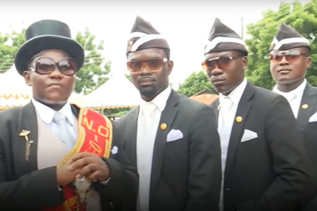 LuisMH54321's tweet image. #LaCasaDePapel
Alguien más esperaba que estos mens fueran los que salieran con el ataúd de Nairobi. #LCD4