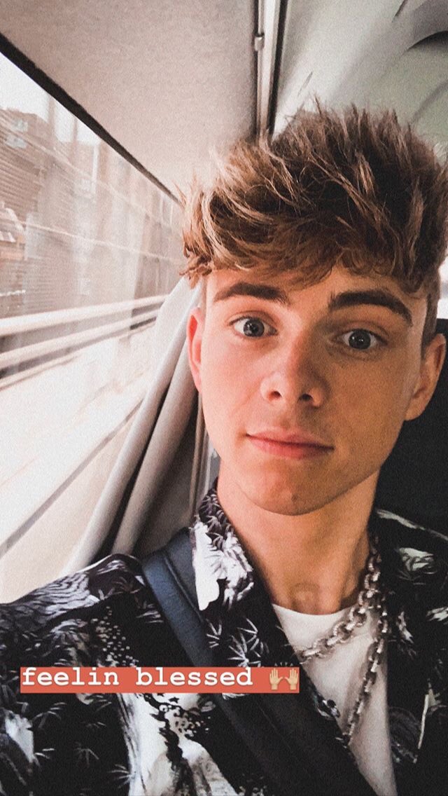 corbyn besson selfies — a thread  @corbynbesson