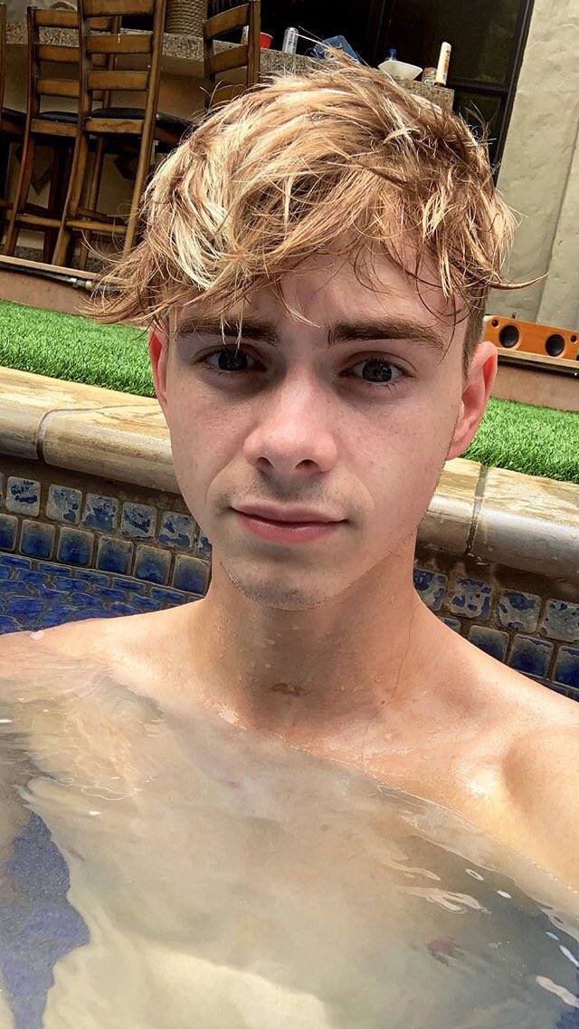 corbyn besson selfies — a thread  @corbynbesson