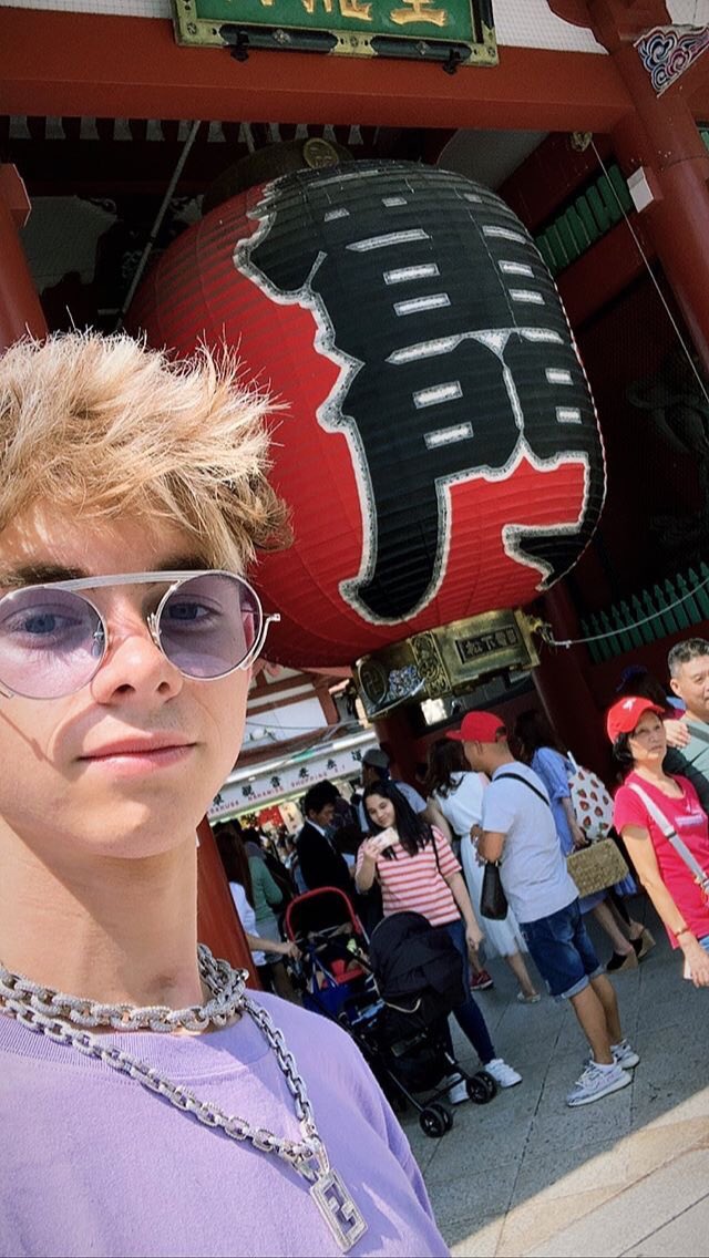 corbyn besson selfies — a thread  @corbynbesson