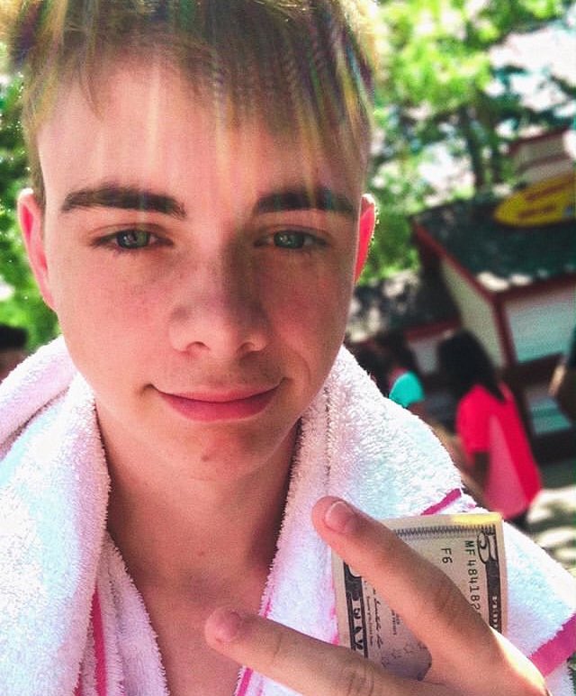 corbyn besson selfies — a thread  @corbynbesson