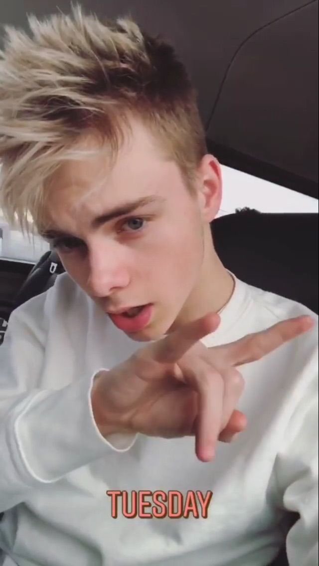 corbyn besson selfies — a thread  @corbynbesson