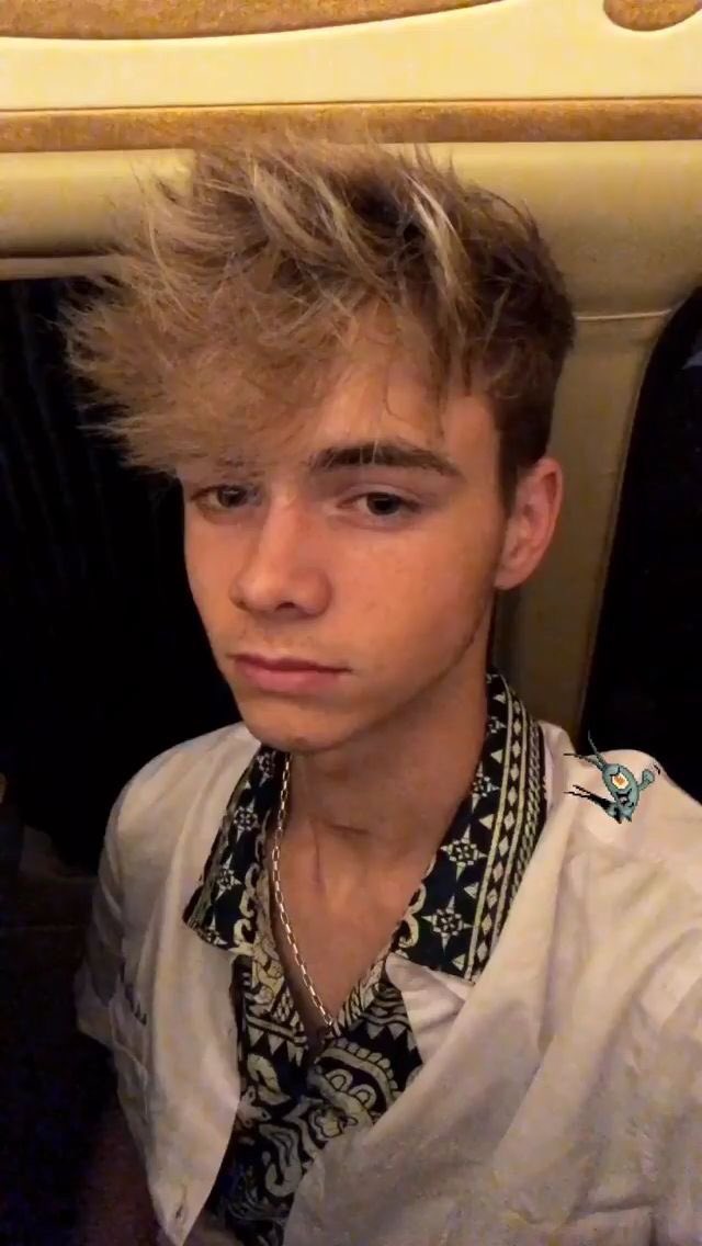 corbyn besson selfies — a thread  @corbynbesson