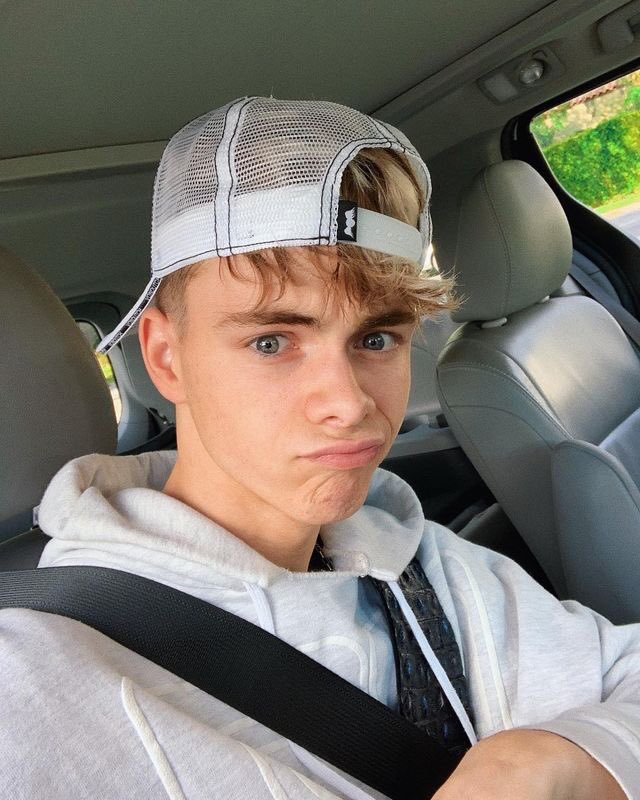 corbyn besson selfies — a thread  @corbynbesson