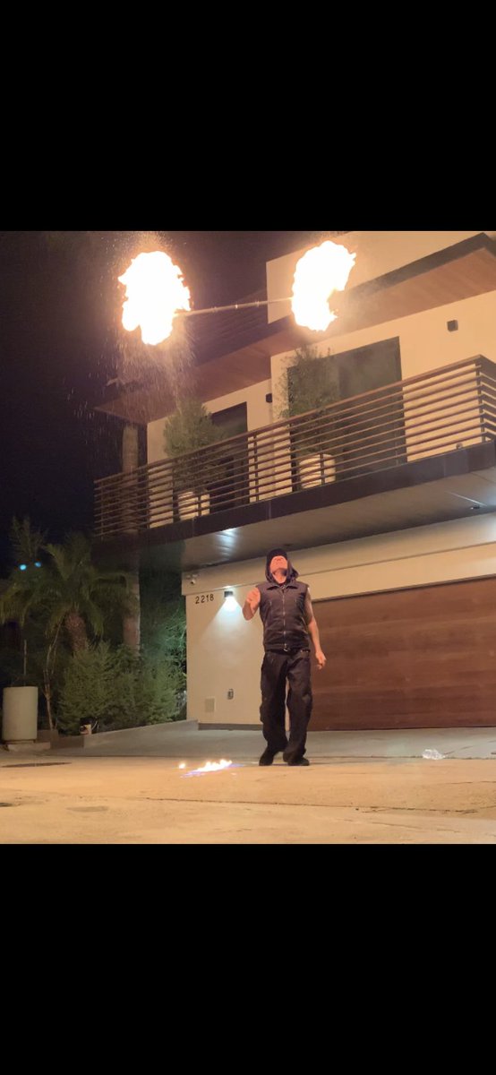 mangelomedia's tweet image. Social distancing from my dragon staff. Happy Flow Arts Friday! #flowartsfriday #thekickoff #FNVL #dragonstaff #burnoff #firestaff #flowarts #flow #flowstate #mangelomedia #filmmakerfitness