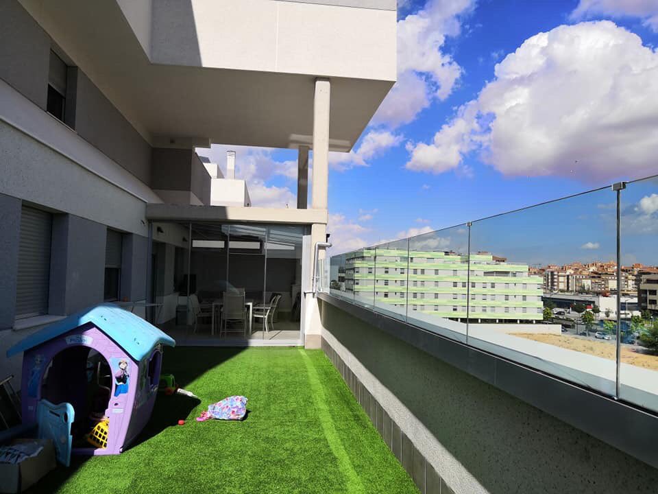 Nuestras instalaciones están cerradas por la actual pandemia, el COVID19. Pero seguimos con nuestros clientes mediante teletrabajo, diseñando y creando para ellos. 

Espacio cerrado + espacio abierto = espacio últil. 

#reformas #cerramientos #interiorismo #decoración #aluminio