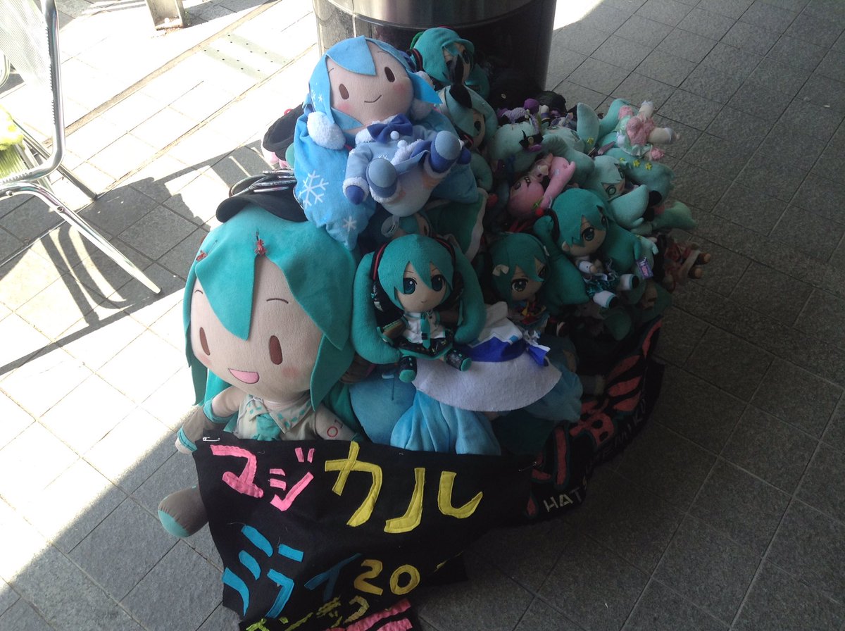 ChitoseP_Miku39's tweet photo. Saya Scarlet(@SayaScarlet01)さん...。
一度でいいので、関西に来て
ジュン(@junmikup)さんのミクさんのぬいぐるみが山程ついたリュックを見て欲しいです。
Sayaちゃんがこんなのを見たら絶対喜んでくれるはず！！
#初音ミク #マジカルミライ2020 https://t.co/v0mF7DxXKD