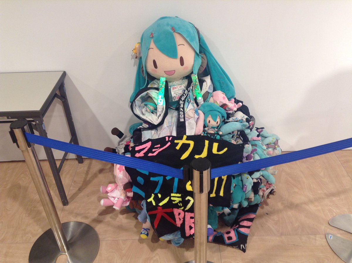 ChitoseP_Miku39's tweet photo. Saya Scarlet(@SayaScarlet01)さん...。
一度でいいので、関西に来て
ジュン(@junmikup)さんのミクさんのぬいぐるみが山程ついたリュックを見て欲しいです。
Sayaちゃんがこんなのを見たら絶対喜んでくれるはず！！
#初音ミク #マジカルミライ2020 https://t.co/v0mF7DxXKD