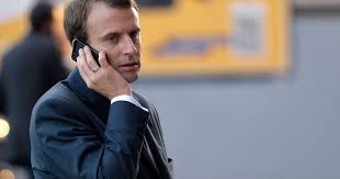 Je lis ici ou là qu''#EmmanuelMacron se mêle de tout'. Par exemple, quand il téléphone au patron de #LaPoste pour s'indigner de la réduction de ce #servicepublic essentiel à 3 distributions/semaine en temps de #confinement. Eh bien, perso, je trouve ça formidable. Et vous?