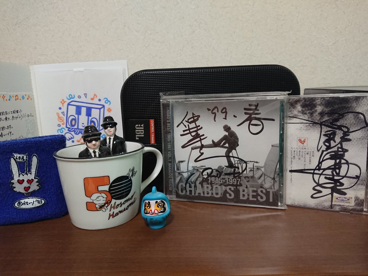 1966kenichi's tweet photo. さて。。。
部屋にて好きな物で囲まれ
大人しくラジオと、
音楽と、読書。
久米宏さんのラジオ
「民の気持ちに思い
至らぬトップの舵取りで
危機が増す」と(大意)
隣りの部屋ではカミさんが
志村さんのテレビで
笑っている。
神保町行きてぇー！
けど、我慢する。
今夜はテレビで
ナニワサリバンだ！ https://t.co/wyazW8wnEy