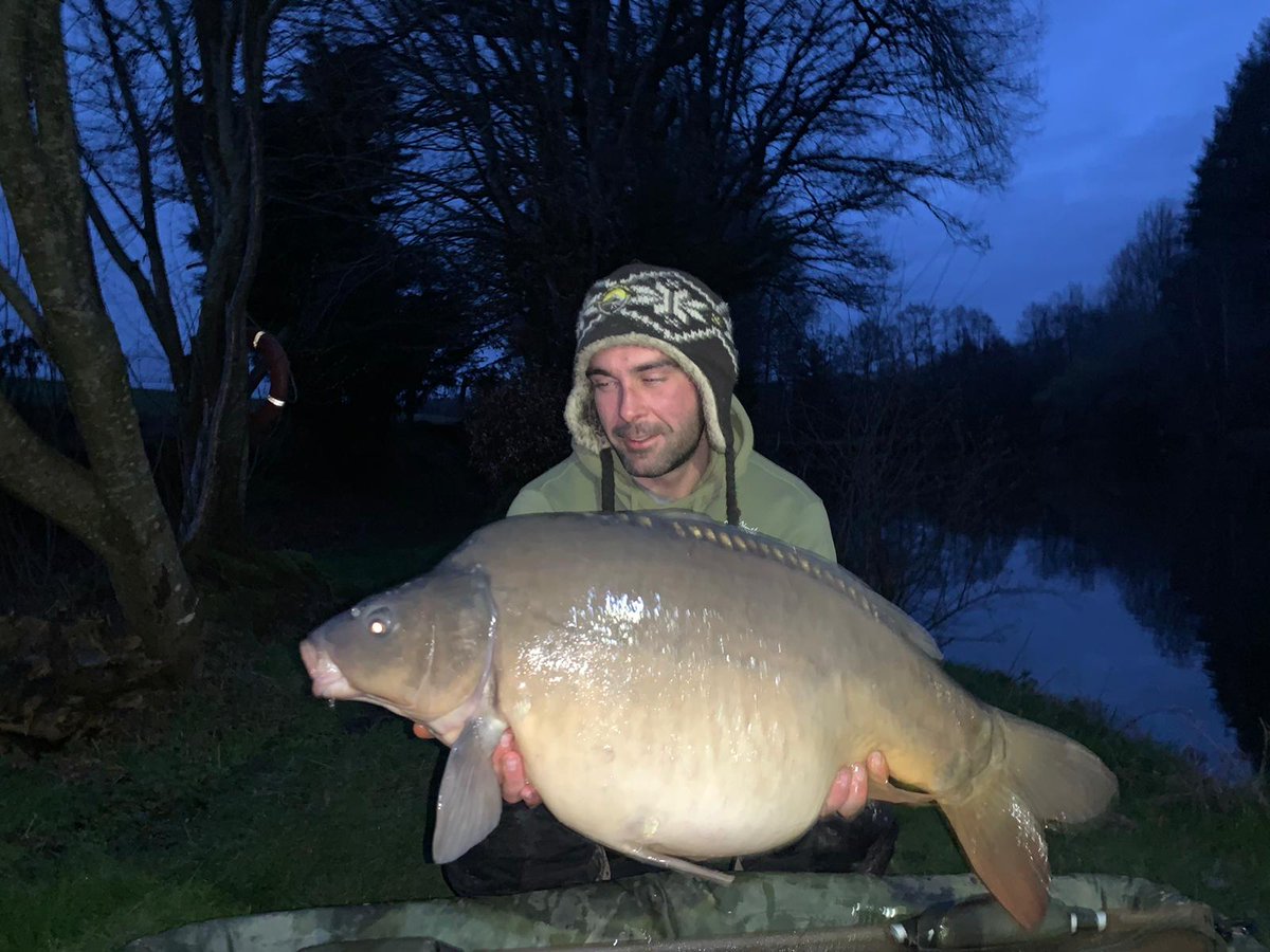 Hideawaylake1's tweet photo. Hideaway lake carp waking up, currently have the pleasure of accommodating jay, rich and George, rich never caught a carp before but taken under the wing of jay and George had some great fish topped with this 37lb the smile says it all! 1 night to go, big cat please https://t.co/ny58GdIYBX