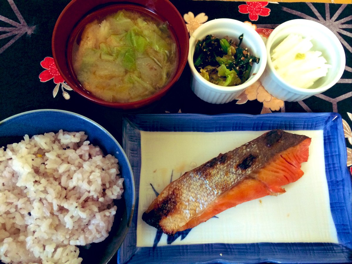 Orlando Dachsun 朝ごはんだったものたち 16穀ご飯 鮭の塩焼き 野菜沢山味噌汁 ほうれん草とキャベツのおかか和え 長芋千切り ご飯 ダックス 犬