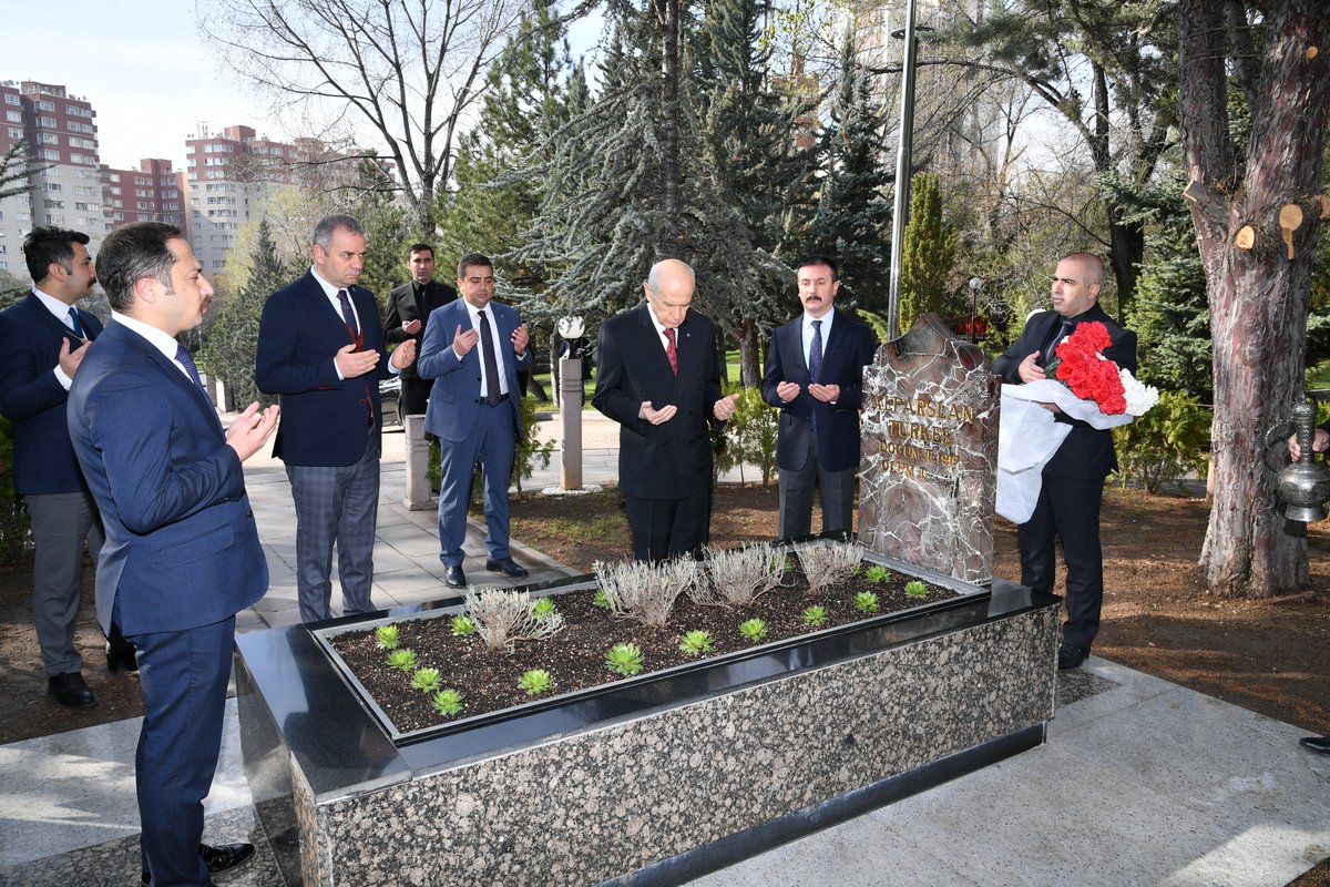 MHP_Bilgi's tweet photo. Liderimiz Sayın Devlet BAHÇELİ, Başbuğ'umuz Alparslan TÜRKEŞ'in vefatının 23.yıl dönümünde Anıtmezarı'nı ziyaret ederek, kabri başında dualarla andı. https://t.co/d6GoVYXgGQ