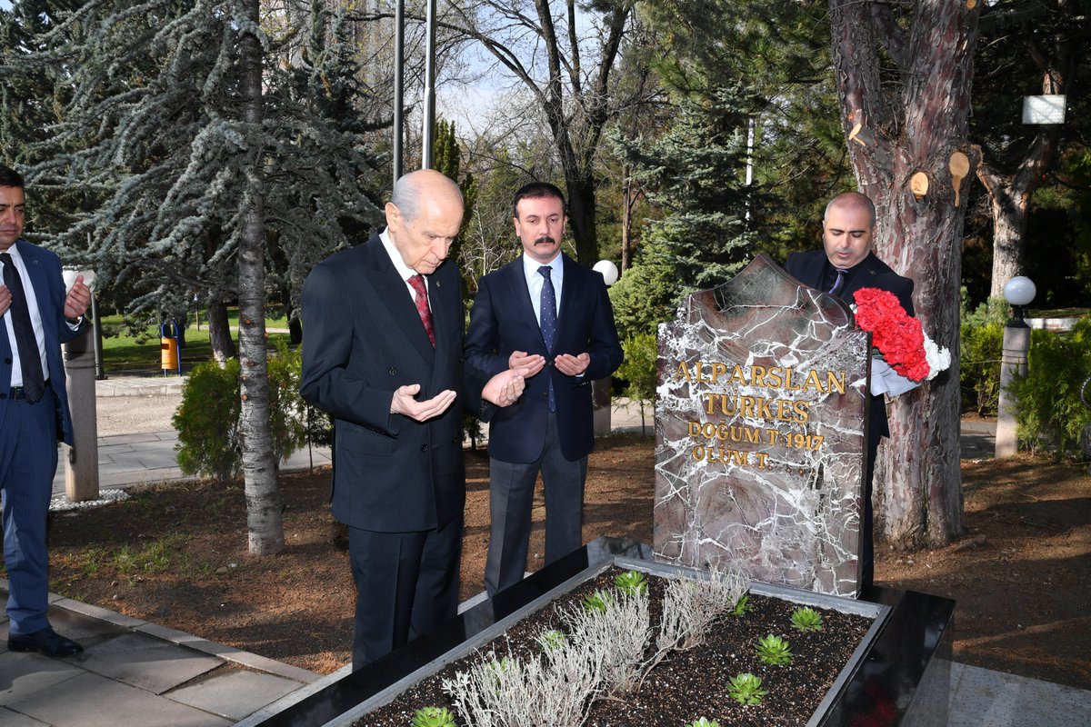 MHP_Bilgi's tweet photo. Liderimiz Sayın Devlet BAHÇELİ, Başbuğ'umuz Alparslan TÜRKEŞ'in vefatının 23.yıl dönümünde Anıtmezarı'nı ziyaret ederek, kabri başında dualarla andı. https://t.co/d6GoVYXgGQ