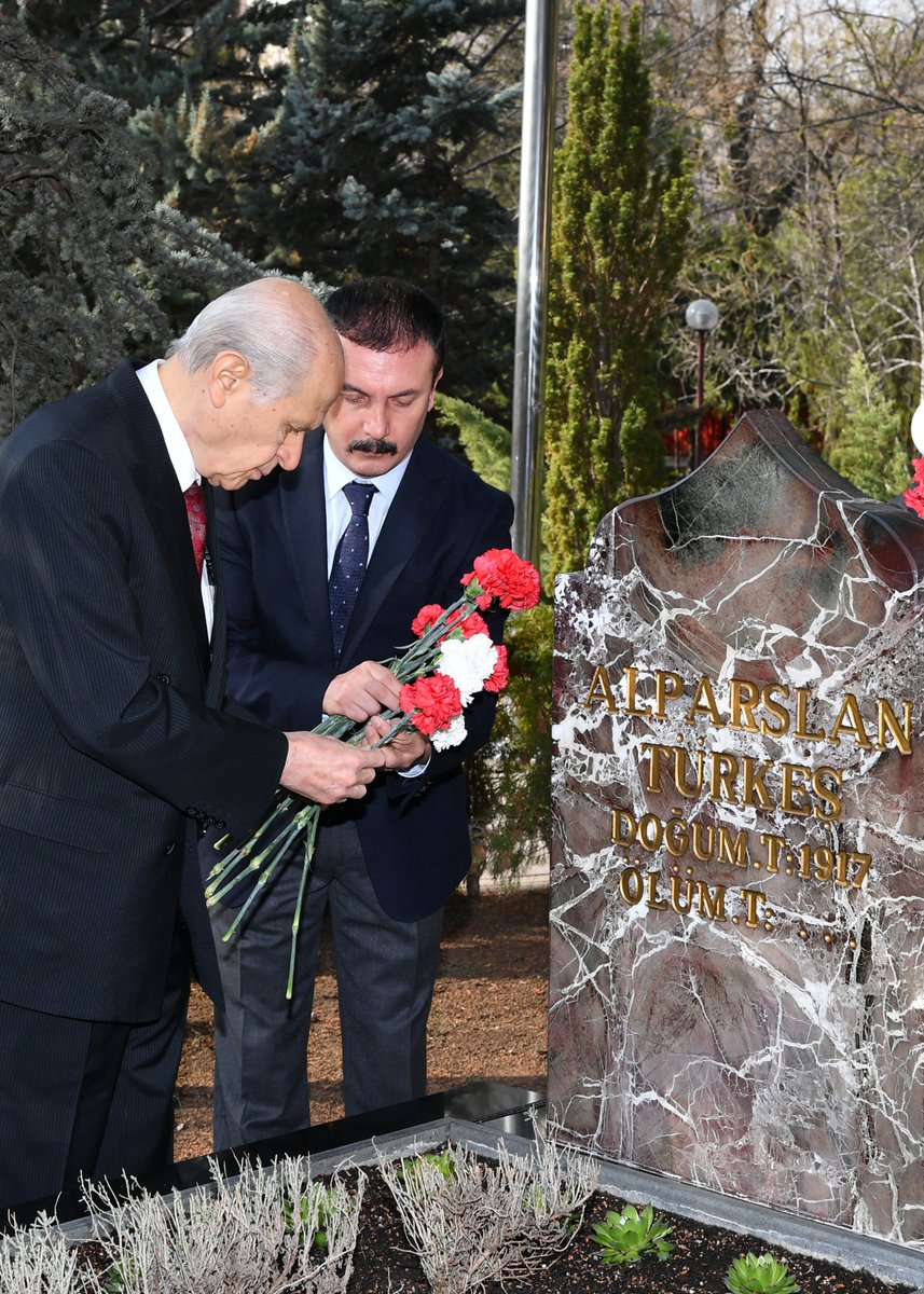 MHP_Bilgi's tweet photo. Liderimiz Sayın Devlet BAHÇELİ, Başbuğ'umuz Alparslan TÜRKEŞ'in vefatının 23.yıl dönümünde Anıtmezarı'nı ziyaret ederek, kabri başında dualarla andı. https://t.co/d6GoVYXgGQ