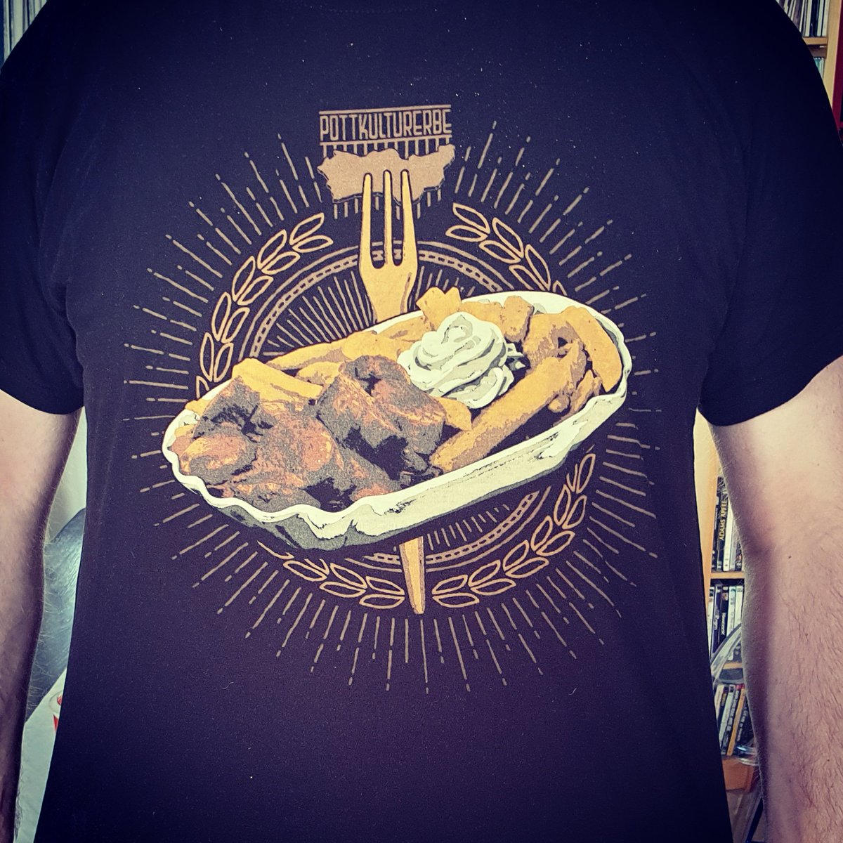 gonzobyrne's tweet photo. The neighbour is wearing the best #tshirt ever 😁🍟
#ruhrpott #currywurst #pommesrotweiss https://t.co/RL9G5PcAcU