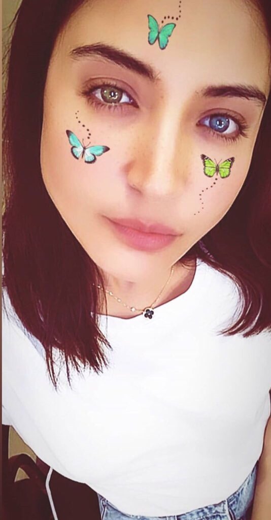 Anushka Sharma really seem to have liked this particular filter. Those eyes give me such Rukhsana vibes. THAT FACE. I really love this face. That mole (my favourite) on her jawline.. make everything so beautiful.