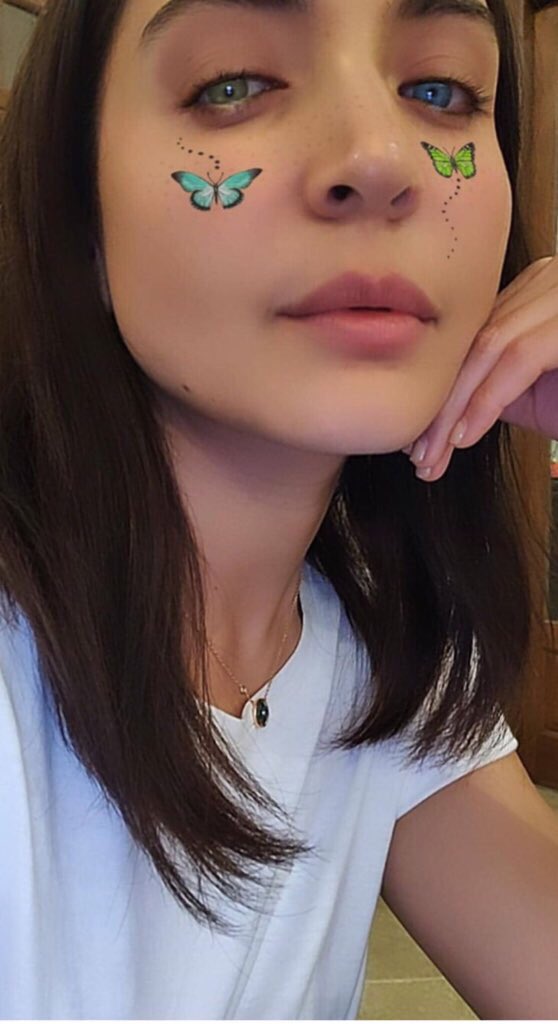 Anushka Sharma really seem to have liked this particular filter. Those eyes give me such Rukhsana vibes. THAT FACE. I really love this face. That mole (my favourite) on her jawline.. make everything so beautiful.