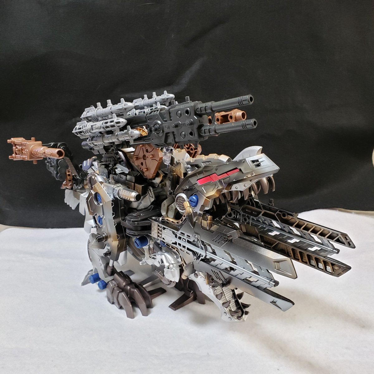 塗装したオメガレックスに改造パーツを装着 重火器が似合います