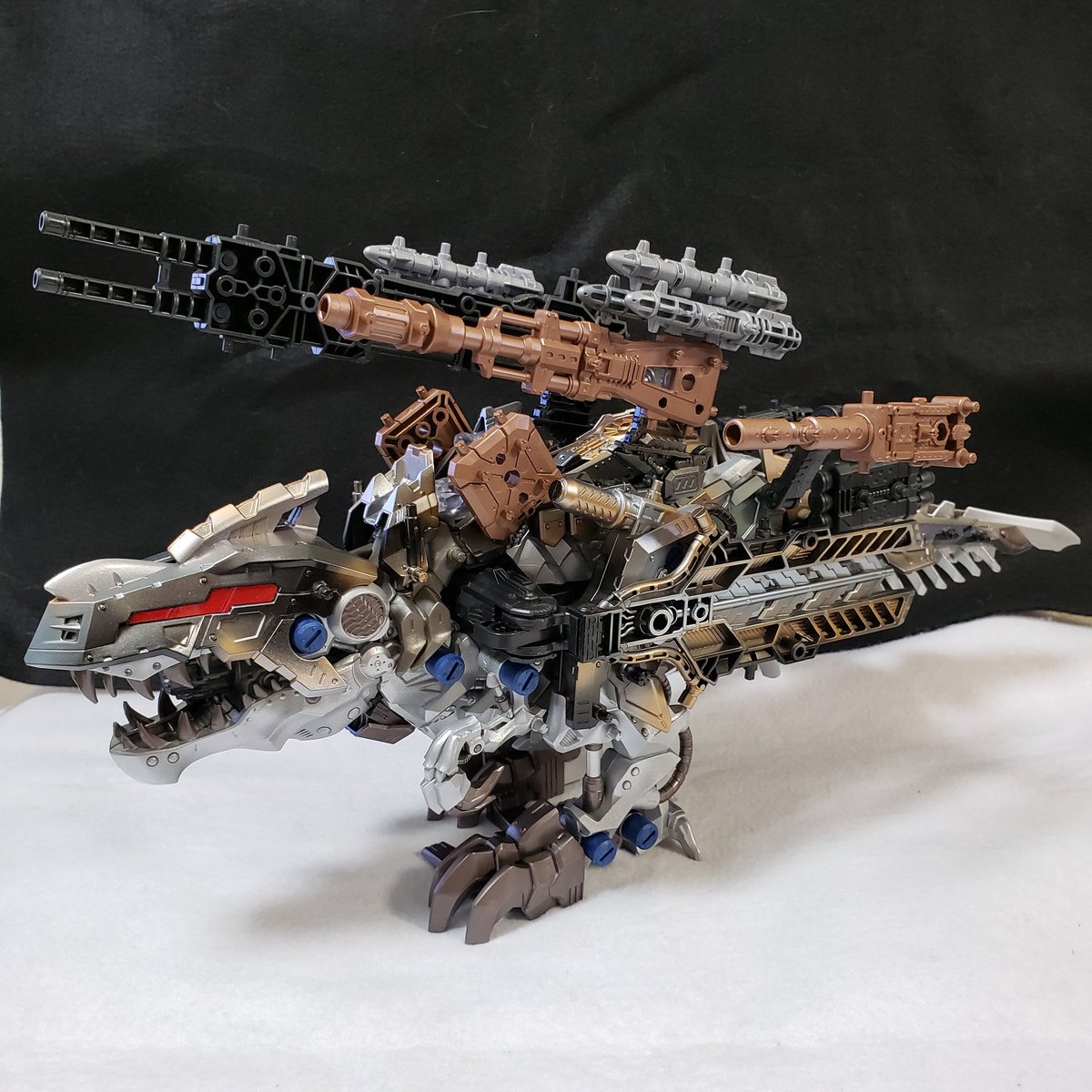 塗装したオメガレックスに改造パーツを装着 重火器が似合います