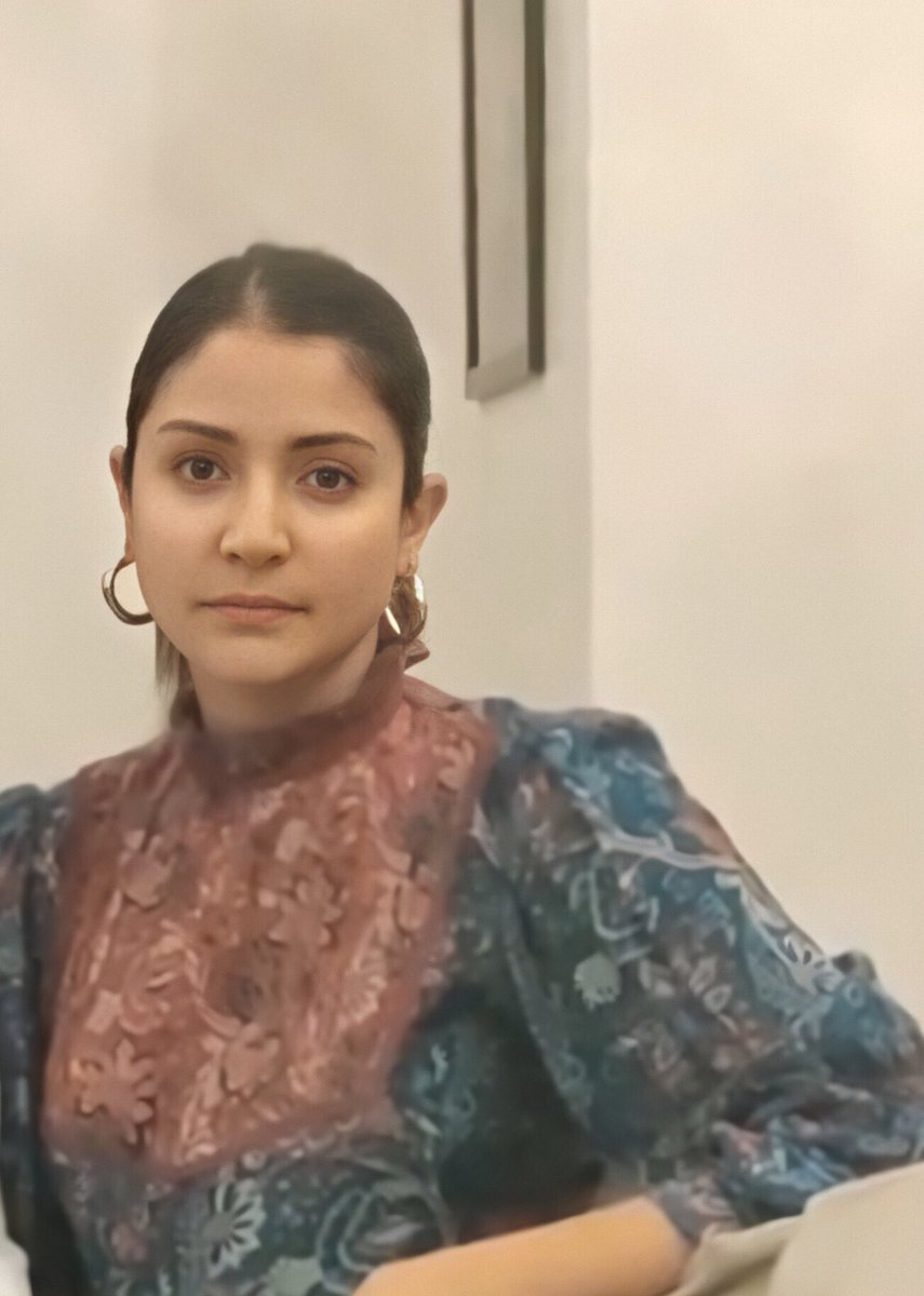 ANUSHKA SHARMA IS SUCH A BABIE!She looks so pretty, with this no-makeup look. Her skin is just flawless. She should use this quarantine in a better way by dropping her skin care.