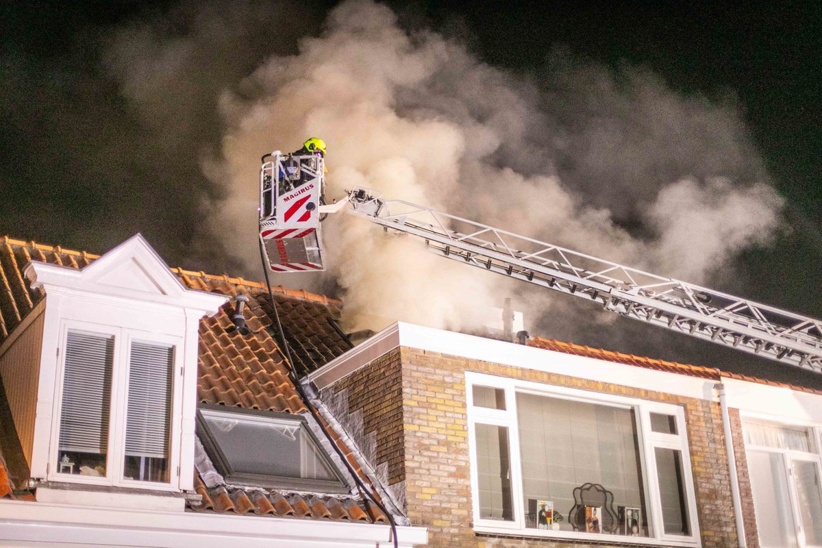 #Haarlem - Veel rook bij schoorsteenbrand in Haarlem, vogel gered. #112nieuws #regio.