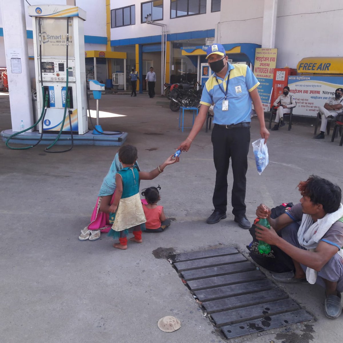 BhopalBpcl's tweet photo. Bhopal Territory:
Daily need food item packets being distributed to migrant labours from last 10 days in Sagar district by M/s AGARWAL AUTOMOBILES, SAGAR 

@BPCLRetail @BPCLimited @rakeshsinhabpc @Jaganna15766809 https://t.co/0RZpZEpbZE