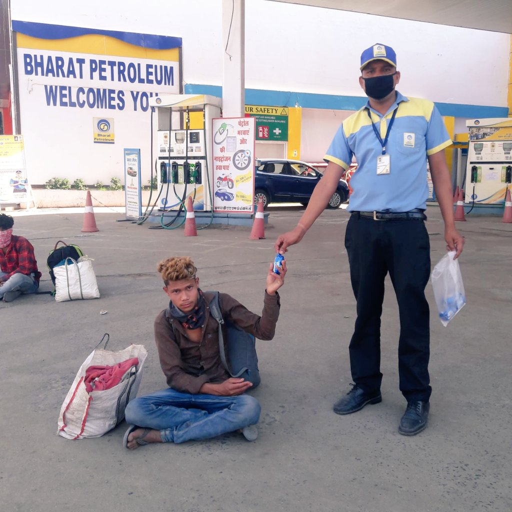 BhopalBpcl's tweet photo. Bhopal Territory:
Daily need food item packets being distributed to migrant labours from last 10 days in Sagar district by M/s AGARWAL AUTOMOBILES, SAGAR 

@BPCLRetail @BPCLimited @rakeshsinhabpc @Jaganna15766809 https://t.co/0RZpZEpbZE