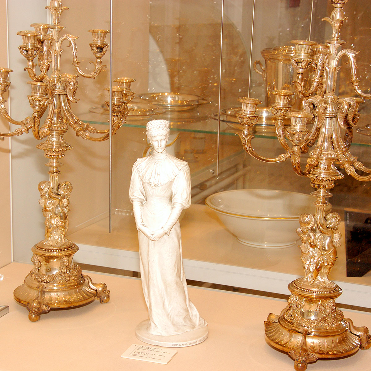 sisi_museum's tweet photo. #AusDemLebenDerKaiserin 👑
Zu den ersten #Servicen, das #Kaiserin #Elisabeth privat nutzte, zählte das weiß-goldene Speiseservice der Manufaktur Thun in Klösterle (Böhmen). Um es besonders zu kennzeichnen, wurde es mit dem Buchstaben "E" und der "#Kaiserkrone" versehen 🍴👑 https://t.co/yprWD9o2CK