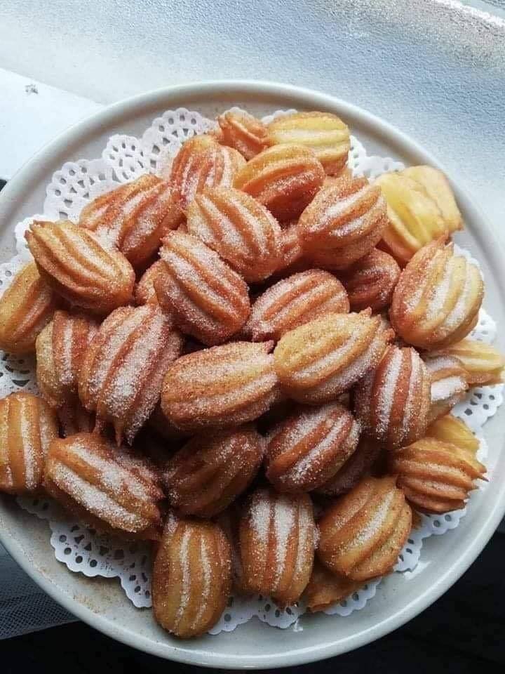 FoodViralMY's tweet photo. Nah buat korang yang craving churos .Bahan pun tak banyak. Resepi ringkas je. Boleh makan anak beranak cuba tau 😘

*Resepi Churos gemok pendek*
🥖🥨🥖🥨🥖🥨🥖🥨🥖🥨

*BAHAN-BAHAN*
1cwn tepung gandum
1sdb marjerin
1sdb gula
1cwn air
1biji telur
1sk esen vanilla
Secubit garam https://t.co/oHfResWfnM