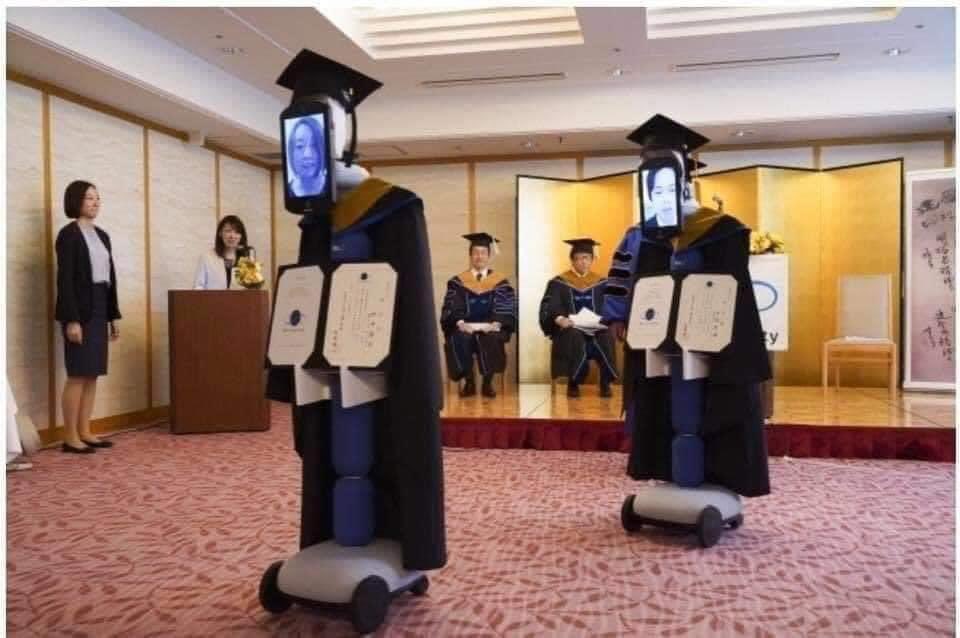 larrykim's tweet photo. Graduation in Japan 😁👏 https://t.co/PlUnxOyZQB