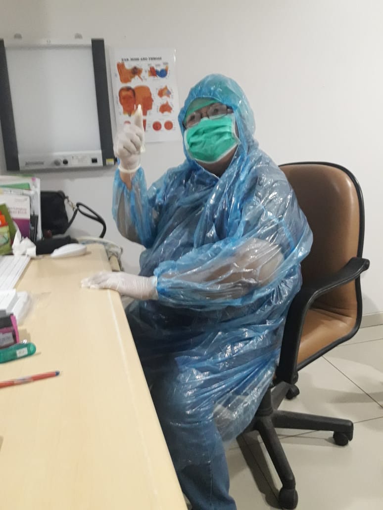 blogdokter's tweet photo. Ini APD yang digunakan sejawat kita sebelum akhirnya kalah melawan corona.

Ada yang masih nyinyir kami lebay meminta APD standar saat melawan Corona? https://t.co/mvCZIqERG9