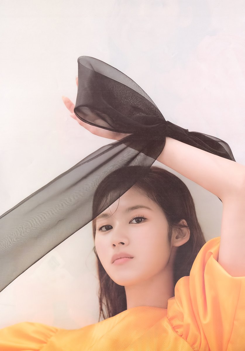 sim961229's tweet photo. 이북버전이 떴지만,,, 해놓아서 아까우니 올려보는,,,
1st look #사나 스캔본 (글자제거함)

https://t.co/7u8ES6377X
https://t.co/bdAAcuTExE
https://t.co/wn8FpZLUKa https://t.co/mH90MVOOrg