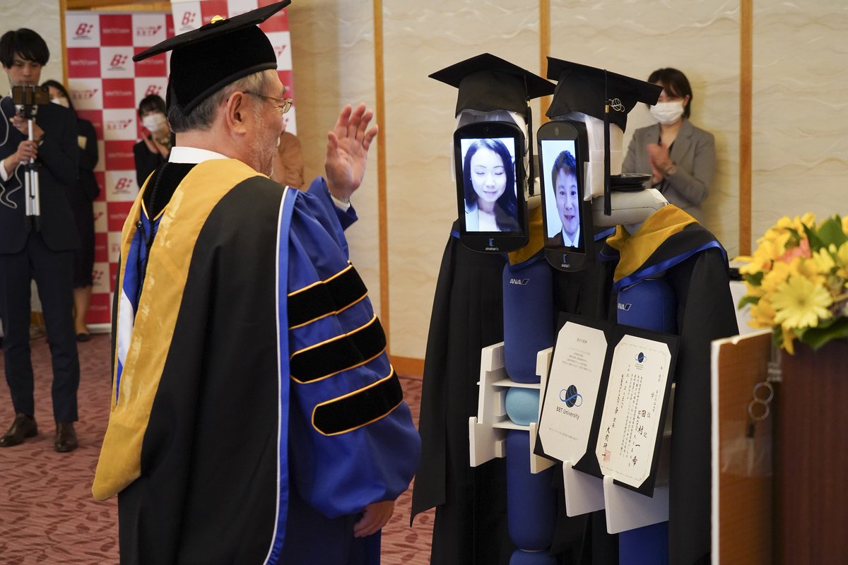 CNNBusinessAr's tweet photo. الروبوت يحل محل الطلاب في حفل التخرج بالجامعة لمنع التجمعات في اليابان - 1 أبريل https://t.co/37ofVdcswg