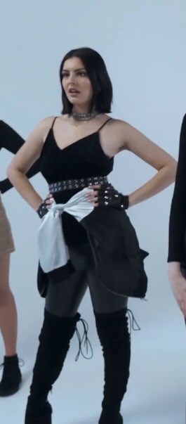 lisa looking BOMB in this outfit. i MEAN SERIOUSLY