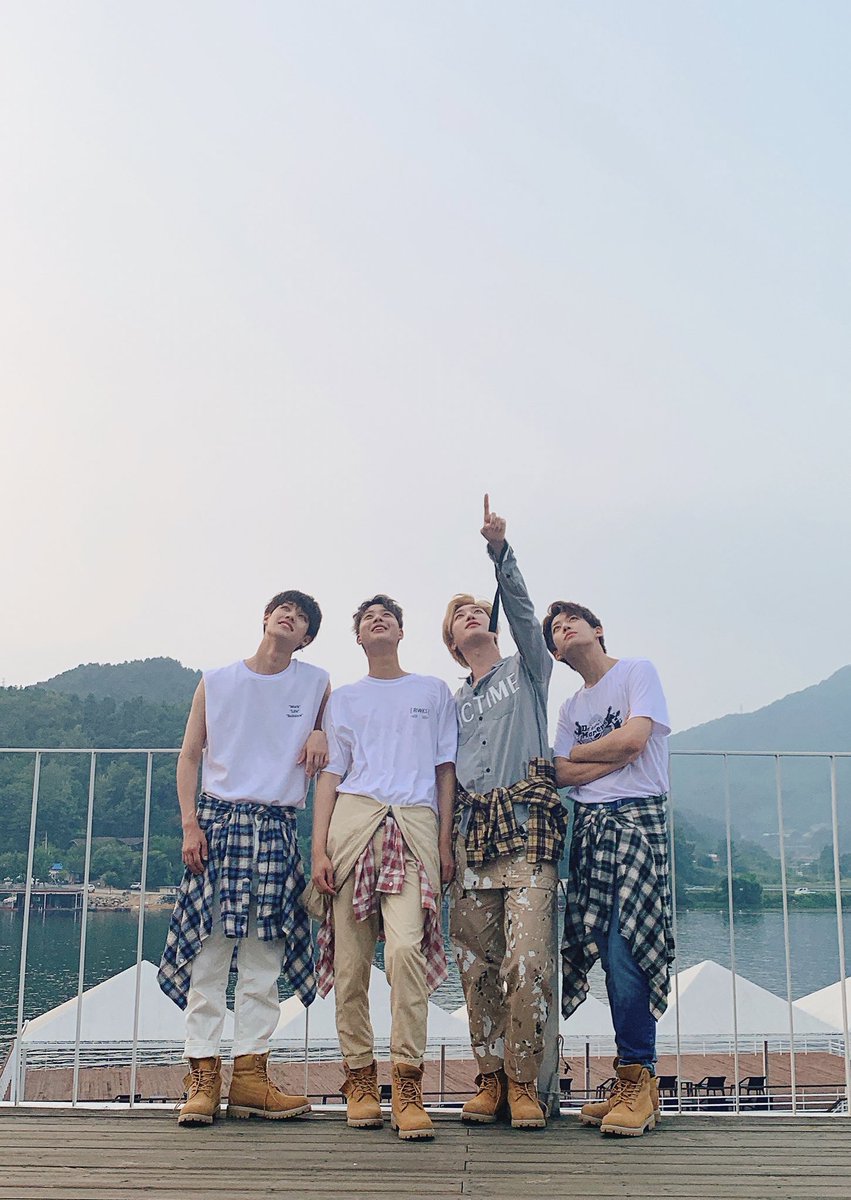 180cm 넘는 남돌봇 tweet media