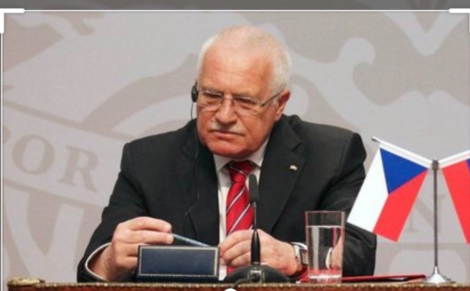 HPrahy's tweet photo. Dnes je to devět let od chvíle, kdy prezident Klaus přemístil při návštěvě Chile protokolární pero z pouzdra na stole do kapsy svého saka.
Doba ukázala, že tento incident byla jen maličká, skoro roztomilá ostuda v porovnání s tím, co později začal předvádět Zeman a Babiš. https://t.co/M4qCoig2fQ