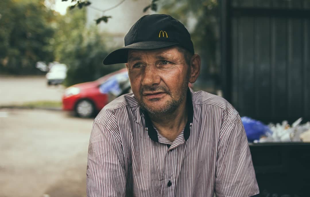 бездомный мужчина