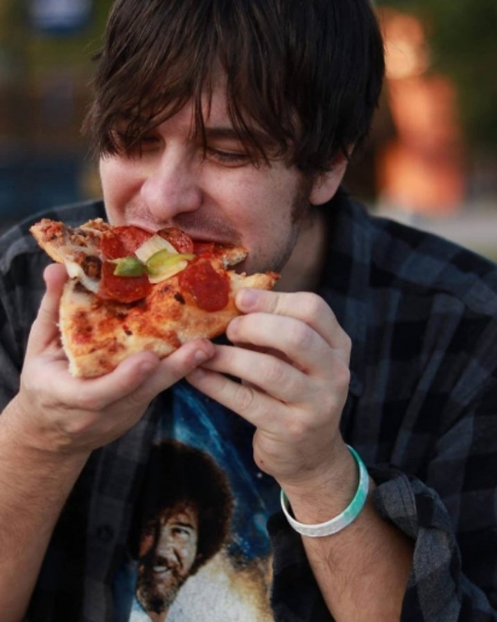 JoshPurgason's tweet photo. @VancityReynolds hope you enjoy this pic of me enjoying pizza. https://t.co/I1fSNXysh0