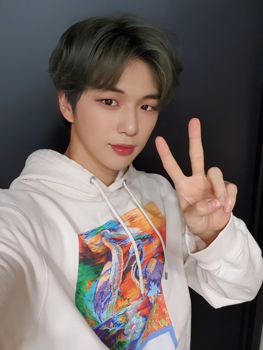 today_dn1210's tweet photo. 다니엘 축하해💙💙💙💙 #2U3rdWin https://t.co/djrO7Wew4N