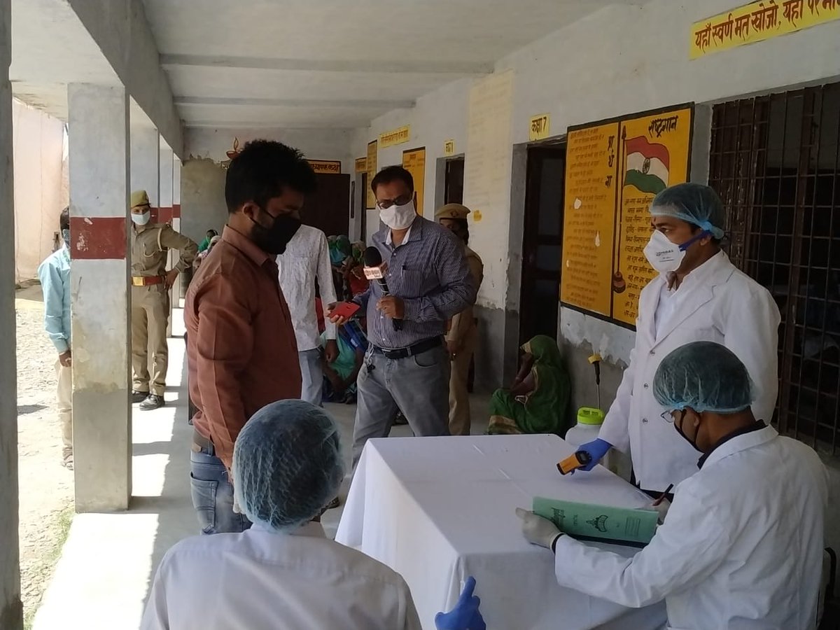 DM_Barabanki's tweet photo. पी0ए0सी0 बाराबंकी की मदद से सुल्तानपुर गांव के बंकी ब्लॉक, तहसील नवाबगंज में पुलिस अधीक्षक एवं अन्य अधिकारियों के साथ गांव के अल्प आय वाले लोगों के स्वास्थ्य परीक्षण के साथ उन्हें राशन सामग्री के पैकेट वितरित किये गए और उन्हें सोशल डिस्टेंसिंग बनाए रखने हेतु भी जागरूक किया गया। https://t.co/yT9GiBbmUr