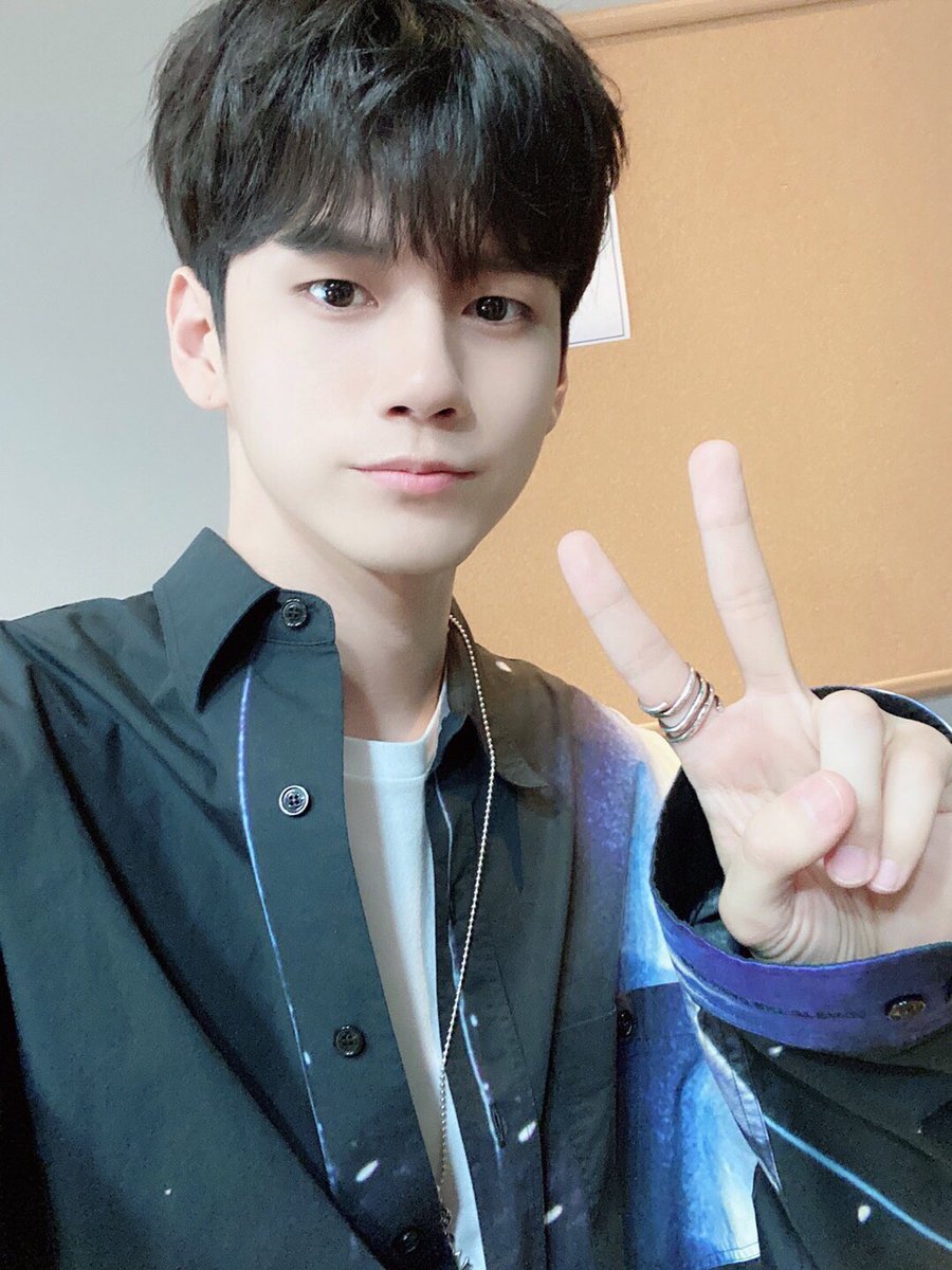 officialtwt_OSW's tweet photo. ✨ 200404 쇼음악중심 #옹성우 ✨

시크함과 귀여움을 넘나드는
무대 위 옹성우의 모습에 그저 감탄연발👏🏻
오늘도 옹성우가 옹성우 한 무대와
갓벽한 셀카로 행복한 토요일 되세요❤

#ONGSEONGWU https://t.co/iYeEn9Lw4t