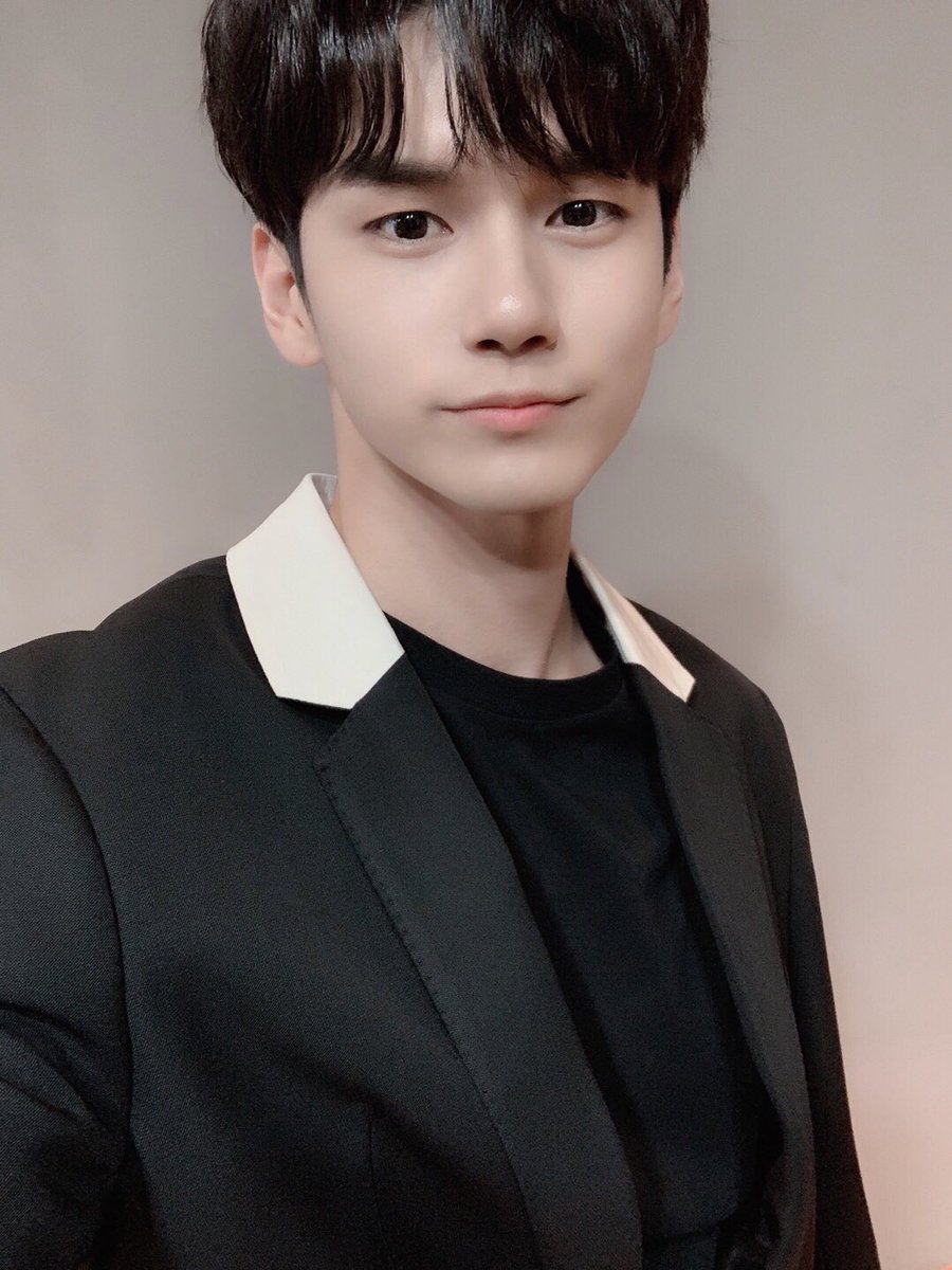 officialtwt_OSW's tweet photo. ✨ 200404 쇼음악중심 #옹성우 ✨

시크함과 귀여움을 넘나드는
무대 위 옹성우의 모습에 그저 감탄연발👏🏻
오늘도 옹성우가 옹성우 한 무대와
갓벽한 셀카로 행복한 토요일 되세요❤

#ONGSEONGWU https://t.co/iYeEn9Lw4t