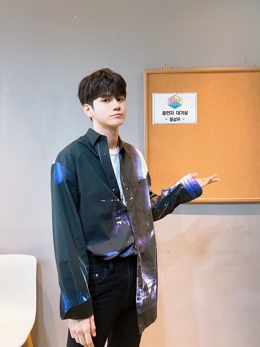 ✨ 200404 쇼음악중심 #옹성우 ✨

시크함과 귀여움을 넘나드는
무대 위 옹성우의 모습에 그저 감탄연발👏🏻
오늘도 옹성우가 옹성우 한 무대와
갓벽한 셀카로 행복한 토요일 되세요❤

#ONGSEONGWU